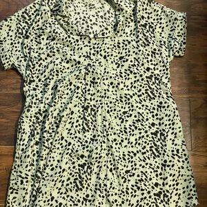 Chic Black and White Patterned Women's Dress Tee